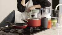 Di sini Rachel beberapa kali pamer foto alat masak di dapurnya. Ia pun berpose memegang sutil dan mengenakan apron. Mau masak apa nih? Foto: instagram @rachelvennya
