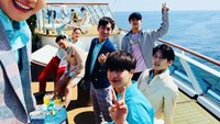 Ilhoon pernah menjadi seorang DJ untuk sebuah radio. Namun, aktivitasnya bersama BTOB juga seimbang ia lakukan. Salah satu momen kebersamaan mereka tergambar dalam foto satu ini saat sedang minum menikmati laut sambil minum. Foto: Instagram @ilhoonmi