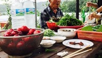 Ilhoon juga dikenal sebagai sosok yang sayang dengan keluarganya. Terbukti ketika ia berpesta BBQ dengan keluarga besarnya. Foto: Instagram @ilhoonmi