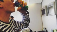 Momen kuliner lain juga terlihat saat sedang menumpangi pesawat. Ilhoon terlihat menikmati sekaleng soda yang segar. Foto: Instagram @ilhoonmi