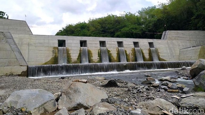 Kementerian PUPR membangun tiga sabo dam di Kabupaten Magelang, Jawa Tengah. Pembangunan sabo dam ini untuk menahan sendimentasi lahar dingin dari Gunung Merapi