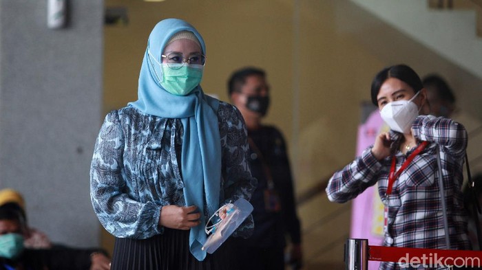 KPK memanggil istri Menteri Kelautan dan Perikanan (KKP) nonaktif Edhy Prabowo, Iis Rosyita Dewi, terkait kasus suap ekspor benih lobster atau benur.