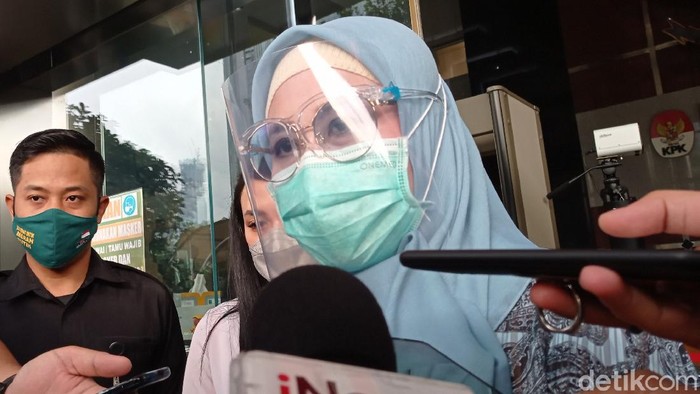 Istri Edhy Prabowo usai diperiksa KPK (Wilda/detikcom)