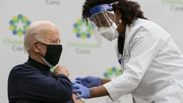 President-elect Joe Biden receives his first dose of the coronavirus vaccine from Nurse partitioner Tabe Mase at Christiana Hospital on live television in Newark Del., Monday, Dec. 21, 2020. (AP Photo/Carolyn Kaster)
