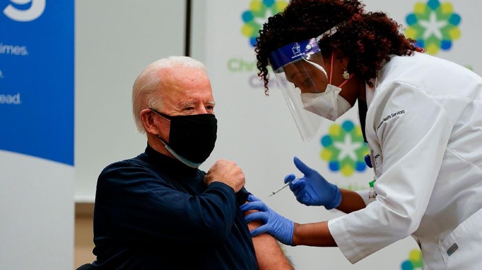 Joe Biden vaksin COVID-19 US President-elect Joe Biden receives a Covid-19 vaccination from Tabe Masa, Nurse Practitioner and Head of Employee Health Services, at the Christiana Care campus in Newark, Delaware on December 21, 2020. (Photo by Alex Edelman / AFP) (Photo by ALEX EDELMAN/AFP via Getty Images)