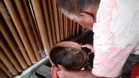 Baru di atas ikan tadi, ditaruh batang dan daun keladi kering. Kemudian wadah gerabah dipanasi di atas bara api selama sekitar satu jam. (Hari Suroto/Istimewa)