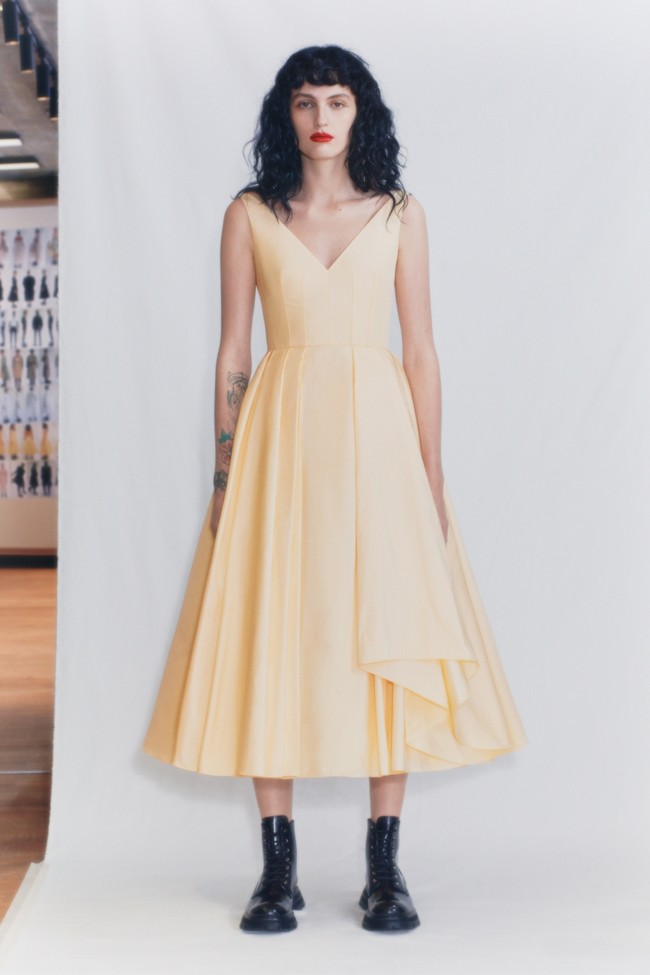 Desainer Sarah Burton menampilkan koleksi Alexander McQueen spring 2021 dengan mengeksplorasi hubungan manusia dan emosi. Foto: dok. Alexander McQueen.