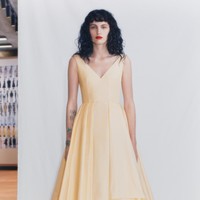 Desainer Sarah Burton menampilkan koleksi Alexander McQueen spring 2021 dengan mengeksplorasi hubungan manusia dan emosi. Foto: dok. Alexander McQueen.