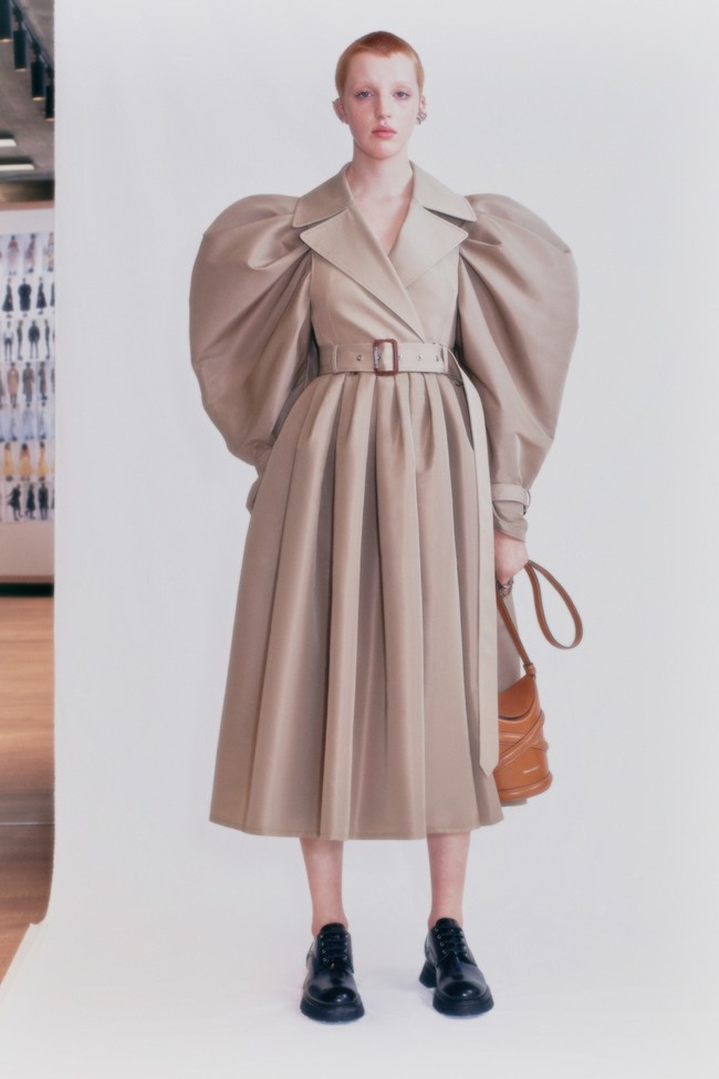 Desainer Sarah Burton menampilkan koleksi Alexander McQueen spring 2021 dengan mengeksplorasi hubungan manusia dan emosi. Foto: dok. Alexander McQueen.