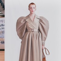 Desainer Sarah Burton menampilkan koleksi Alexander McQueen spring 2021 dengan mengeksplorasi hubungan manusia dan emosi. Foto: dok. Alexander McQueen.