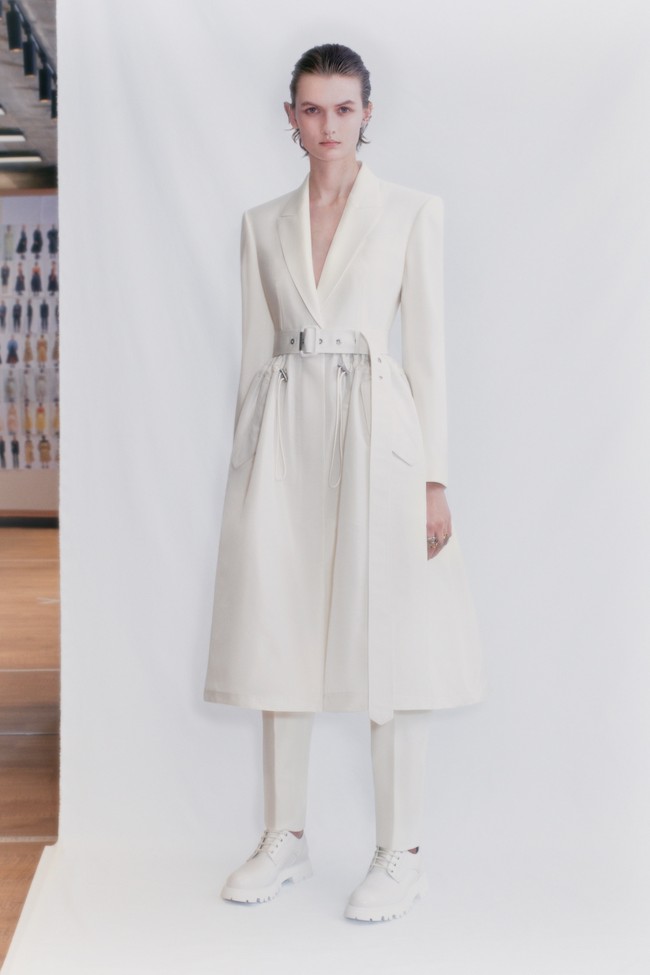 Desainer Sarah Burton menampilkan koleksi Alexander McQueen spring 2021 dengan mengeksplorasi hubungan manusia dan emosi. Foto: dok. Alexander McQueen.