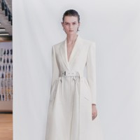 Desainer Sarah Burton menampilkan koleksi Alexander McQueen spring 2021 dengan mengeksplorasi hubungan manusia dan emosi. Foto: dok. Alexander McQueen.