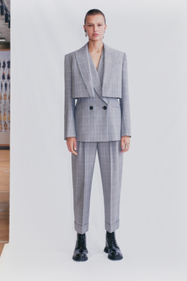 Desainer Sarah Burton menampilkan koleksi Alexander McQueen spring 2021 dengan mengeksplorasi hubungan manusia dan emosi. Foto: dok. Alexander McQueen.