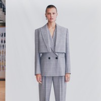 Desainer Sarah Burton menampilkan koleksi Alexander McQueen spring 2021 dengan mengeksplorasi hubungan manusia dan emosi. Foto: dok. Alexander McQueen.