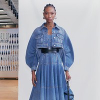 Desainer Sarah Burton menampilkan koleksi Alexander McQueen spring 2021 dengan mengeksplorasi hubungan manusia dan emosi. Foto: dok. Alexander McQueen.