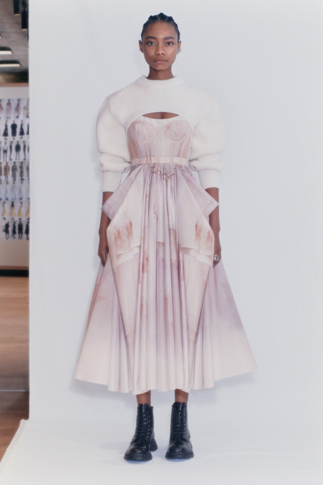 Desainer Sarah Burton menampilkan koleksi Alexander McQueen spring 2021 dengan mengeksplorasi hubungan manusia dan emosi. Foto: dok. Alexander McQueen.