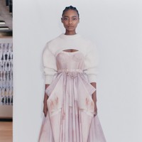 Desainer Sarah Burton menampilkan koleksi Alexander McQueen spring 2021 dengan mengeksplorasi hubungan manusia dan emosi. Foto: dok. Alexander McQueen.
