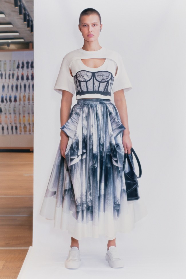 Desainer Sarah Burton menampilkan koleksi Alexander McQueen spring 2021 dengan mengeksplorasi hubungan manusia dan emosi. Foto: dok. Alexander McQueen.
