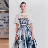 Desainer Sarah Burton menampilkan koleksi Alexander McQueen spring 2021 dengan mengeksplorasi hubungan manusia dan emosi. Foto: dok. Alexander McQueen.