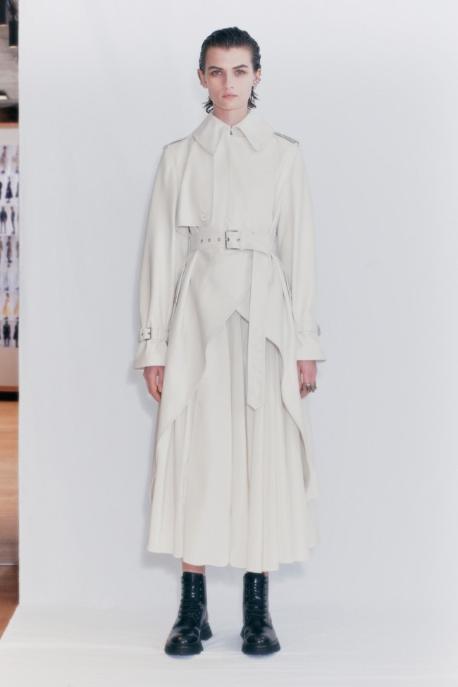 Desainer Sarah Burton menampilkan koleksi Alexander McQueen spring 2021 dengan mengeksplorasi hubungan manusia dan emosi. Foto: dok. Alexander McQueen.