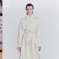 Desainer Sarah Burton menampilkan koleksi Alexander McQueen spring 2021 dengan mengeksplorasi hubungan manusia dan emosi. Foto: dok. Alexander McQueen.