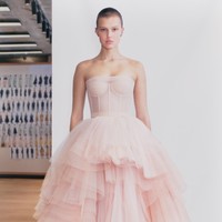 Desainer Sarah Burton menampilkan koleksi Alexander McQueen spring 2021 dengan mengeksplorasi hubungan manusia dan emosi. Foto: dok. Alexander McQueen.
