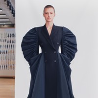 Desainer Sarah Burton menampilkan koleksi Alexander McQueen spring 2021 dengan mengeksplorasi hubungan manusia dan emosi. Foto: dok. Alexander McQueen.