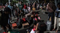 Sementara itu, sejumlah penumpang juga tampak mulai mendatangi kawasan Terminal Penumpang Nusantara Pura, Pelabuhan Tanjung Priok, Jakarta Utara, jelang libur nataru.