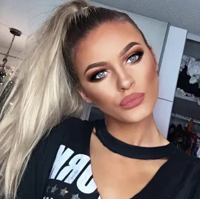 Dalam fakta terbaru yang diungkap di pengadilan, Madalyn terjatuh dari tebing setinggi 250 kaki karena kehilangan keseimbangan terkait dengan minuman alkohol dan narkoba. Jasad sang selebgram ditemukan 55 kaki di bawah permukaan laut dengan kondisi tragis terjepit batu karang, begitu penjelasan dalam sidang pemeriksaan di pengadilan Nottingham.  Foto: dok. Instagram