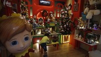 Dominasi warna merah dan pohon cemara berhias lampu meriahkan sambut Hari Raya Natal dan Tahun Baru di atrium 1 dan 2. 