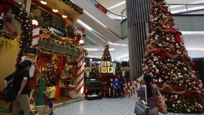 Menyambut Hari Raya Natal dan Tahun Baru Lippo Mall Puri besolek. Mal tersebut dihias dengan dekorasi natal.