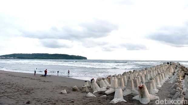Pantai Pangandaran ramai didatangi wisatawan jelang Natal dan tahun baru. Tak sedikit wisatawan datang untuk menikmati pemandangan matahari terbenam