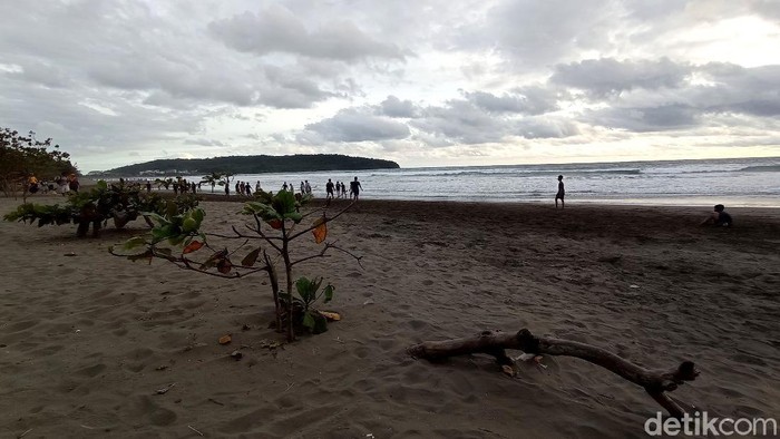 Pantai Pangandaran ramai didatangi wisatawan jelang Natal dan tahun baru. Tak sedikit wisatawan datang untuk menikmati pemandangan matahari terbenam