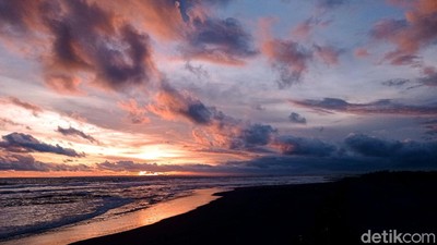 Memburu Matahari Terbenam di Pantai Pangandaran
