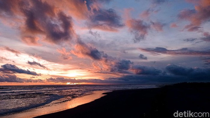 Pantai Pangandaran ramai didatangi wisatawan jelang Natal dan tahun baru. Tak sedikit wisatawan datang untuk menikmati pemandangan matahari terbenam