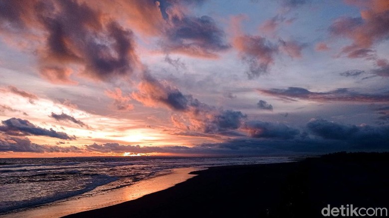 Memburu Matahari Terbenam di Pantai Pangandaran Pantai Pangandaran ramai didatangi wisatawan jelang Natal dan tahun baru. Tak sedikit wisatawan datang untuk menikmati pemandangan matahari terbenam
