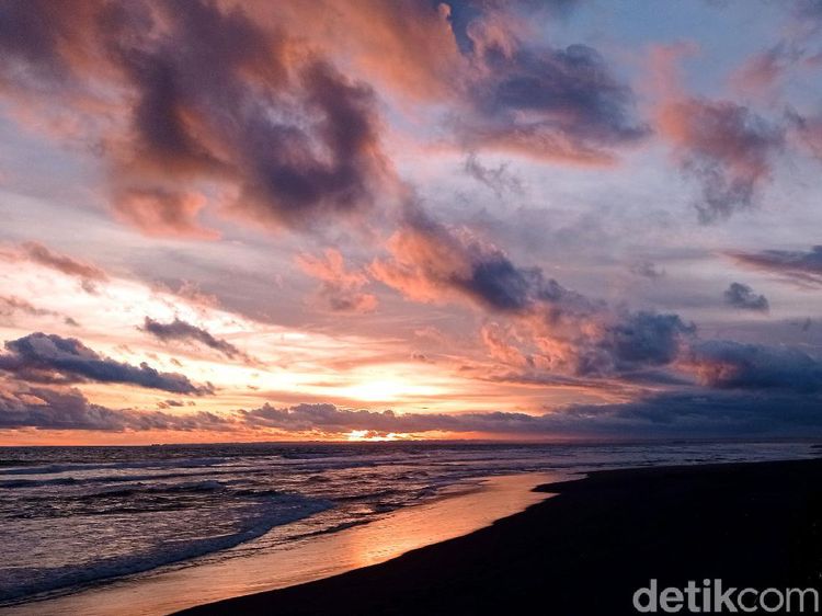 Memburu Matahari Terbenam di Pantai Pangandaran