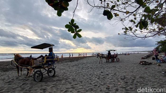 Memburu Matahari Terbenam di Pantai Pangandaran Pantai Pangandaran ramai didatangi wisatawan jelang Natal dan tahun baru. Tak sedikit wisatawan datang untuk menikmati pemandangan matahari terbenam