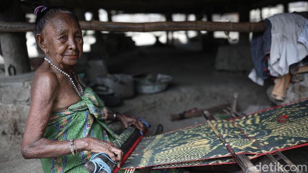 Tradisi menenun masih dilakukan oleh nona dan mama di kawasan Malaka, perbatasan RI-Timor Leste. Tenun motif Garuda jadi salah satu kebanggaan warga di sana.