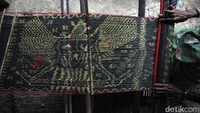 Tenun motif Garuda ini sangat diminati oleh masyarakat, terlebih bagi para PNS.