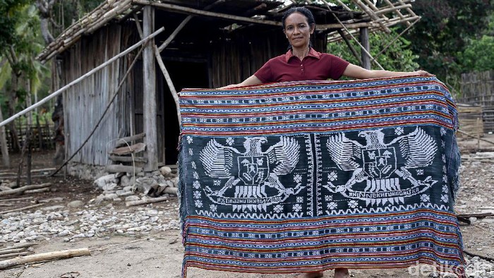 Tradisi menenun masih dilakukan oleh nona dan mama di kawasan Malaka, perbatasan RI-Timor Leste. Tenun motif Garuda jadi salah satu kebanggaan warga di sana.
