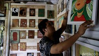 Karya seni yang diciptakannya dibuat dari sampah-sampah yang di daur ulang sampah organik seperti daun kering, potongan-potongan kayu, serbuk kayu juga bahan-bahan lain.