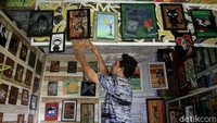 Darius asal Desa Litamali pemilik Bengkel 5 jari tengah merapikan karya seninya di Kanupaten Malaka, Timor Tengah Selatan, NTT.