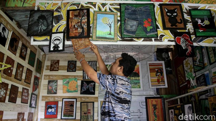 Menyulap Barang Tak Terpakai Jadi Karya Seni Bernilai Ekonomi Tinggi Pemuda di perbatasan RI ini mampu mengolah barang bekas menjadi sebuah karya seni bernilai ekonomi tinggi. Penasaran seperti apa kisahnya?