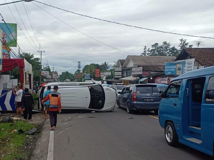 Minibus Terguling di Jalur Puncak Bogor