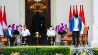 Presiden Jokowi merombak Kabinet Indonesia Maju. Dia mengenalkan 6 menteri baru di jajaran kabinet Indonesia Maju pada 22 Desember 2020. Ada nama-nama mentereng seperti Tri Rismaharini dan Sandiaga Uno.Jokowi tampak duduk di beranda Istana Merdeka bersama Wakil Presiden Maruf Amin. Setelahnya, Jokowi memanggil satu per satu nama menteri baru yang diumumkannya. (Foto: Biro Pers Sekretariat Presiden/Laily Rachev)