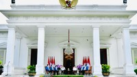 Usai diumumkan Presiden Jokowi, para menteri-menteri baru yang dikenalkan dengan memakai setelan kemeja putih dan jas biru muda itu langsung berbincang di beranda teras Istana Negara, Jakarta.