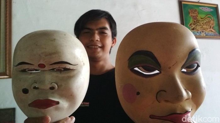 Nyo dan Mblep topeng legendaris khas Cirebon.
