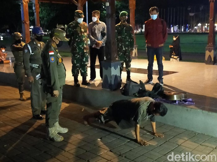 Pelanggar protokol kesehatan yang kebanyakan tak bermasker langsung dihukum push up oleh petugas.
