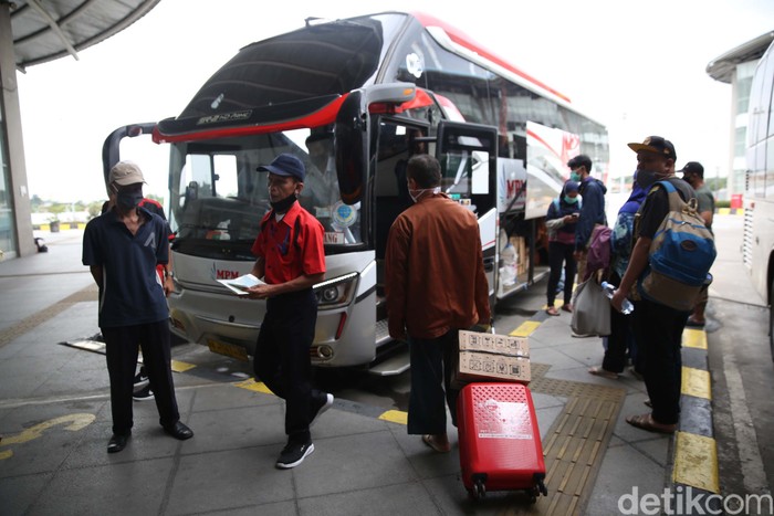 Jelang Natal dan Tahun Baru, warga mulai mudik ke kampung halaman. Meski libur panjang dibatalkan, pemudik tetap terlihat di Terminal Pulogebang, Jakarta.